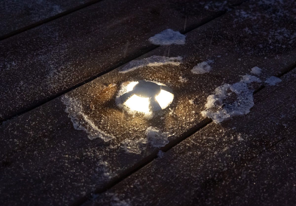 TER-4 spot da incasso che illuminano la superficie della terrazza in quattro direzioni tra la copertura illuminotecnica